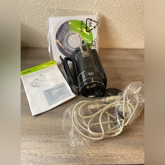 INSIGNIA HD CAMCORDER Touch Screen Display, 10 megapixels, Free selfie stick - Picture 10 of 14